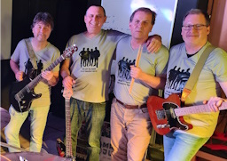 MAMA WOJU 2025 im Proberaum mit Merch T-Shirts